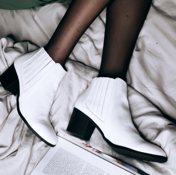 🚨LAST PAIR!!//The Winter// White Moto Boots - Picture 2 of 8